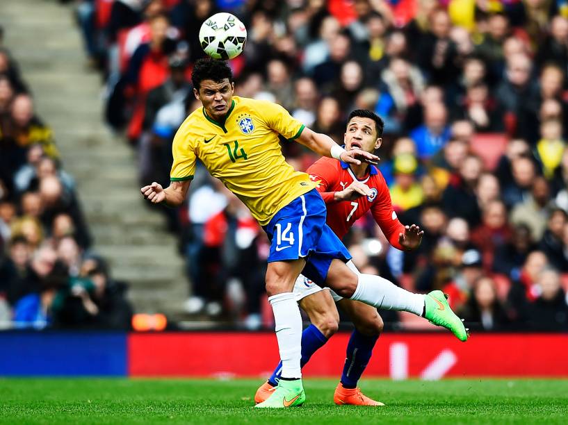 Thiago Silva e Alexis Sanchez disputam jogada pelo alto