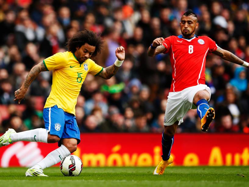 Marcelo tenta passar pela marcação do chileno Arturo Vidal