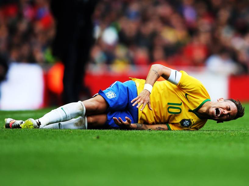 Neymar fica no chão após pancada na partida contra o Chile