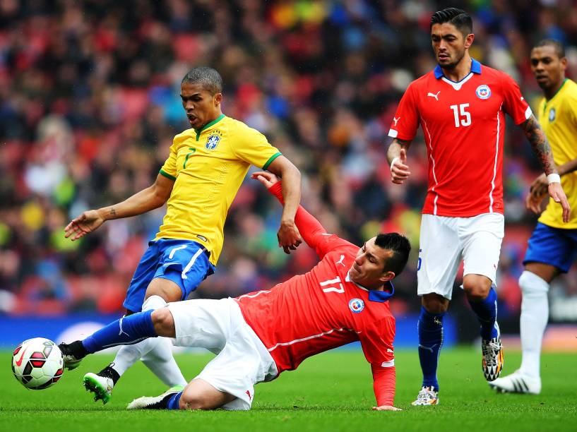 O chileno Gary Medel divide jogada com o atacante Douglas Costa do Brasil