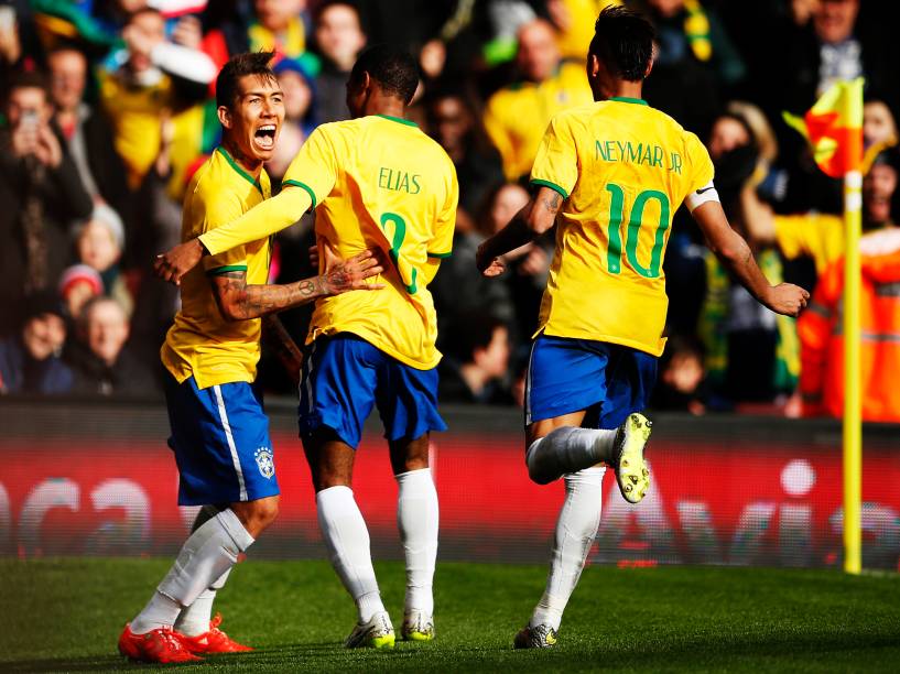 O atacante Roberto Firmino comemora com Elias e Neymar o gol que abriu o placar no amistoso contra o Chile