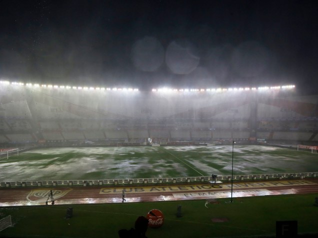 Vista geral do gramado do estádio Monumental de Nuñez atingido pela forte chuva antes da partida entre Brasil e Argentina pelas eliminatórias da Copa 2018, em Buenos Aires - 12/11/2015