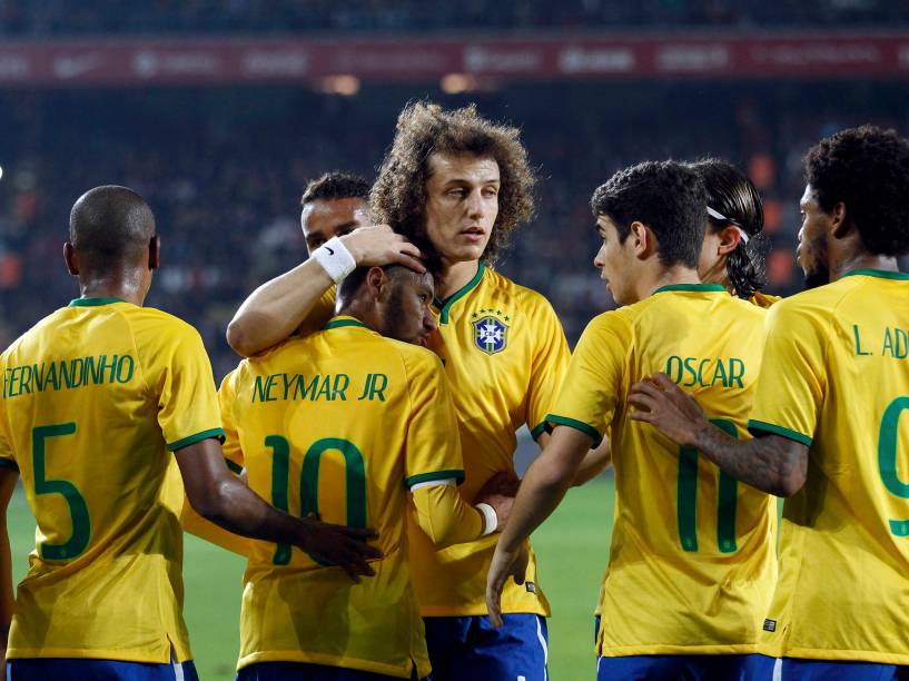 Jogadores da seleção brasileira comemoram gol marcado contra a Turquia, durante amistoso em Istambul
