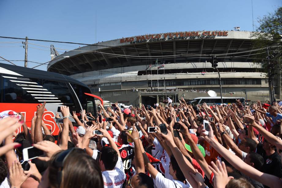 Torcida do São Paulo recebe o time para a partida contra o Cruzeiro no Morumbi - 14/09/2014