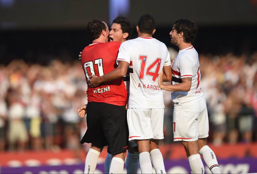 Jogadores do São Paulo comemoram gol de pênalti de Rogério Ceni que abriu o placar na partida contra o Cruzeiro no Morumbi - 14/09/2014