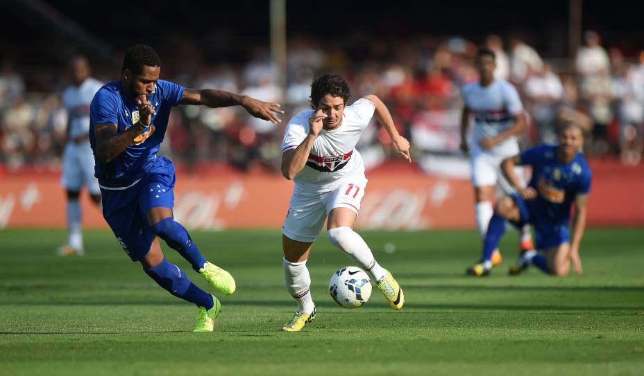 Alexandre Pato do São Paulo marcado por Dedé do Cruzeiro na partida entre os líderes do campeonato no Morumbi - 14/09/2014