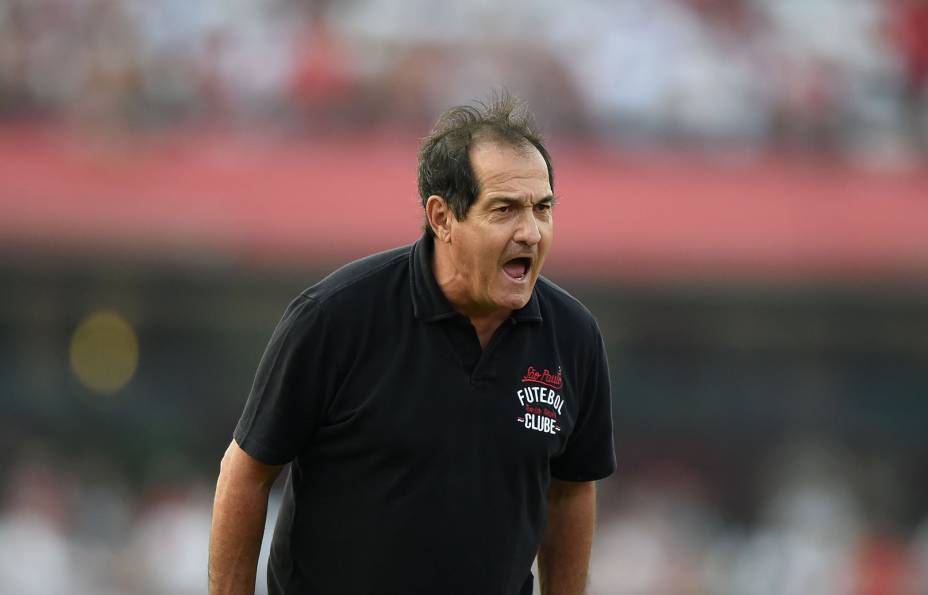 O técnico Muricy Ramalho do São Paulo grita com os seus comandados na vitória sobre o líder Cruzeiro - 14/09/2014