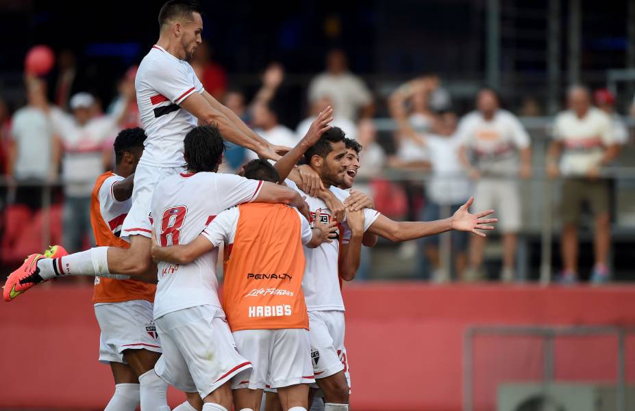 Jogadores do São Paulo comemoram gol da Alan Kardec na vitória sobre o líder Cruzeiro - 14/09/2014