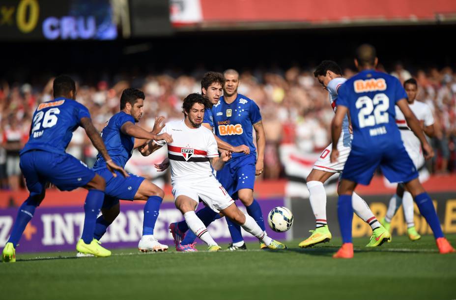 Alexandre Pato no meio dos jogadores cruzeirenses - 14/09/2014