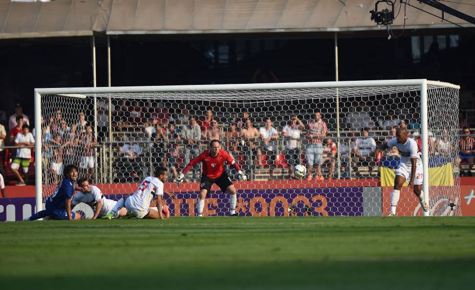 Com a vitória, o São Paulo diminui a distância para o líder na tabela - 14/09/2014