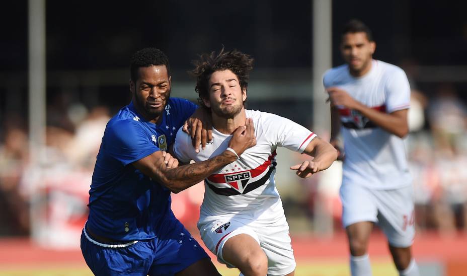Alexandre Pato do São Paulo marcado por Dedé do Cruzeiro na partida entre os líderes do campeonato no Morumbi