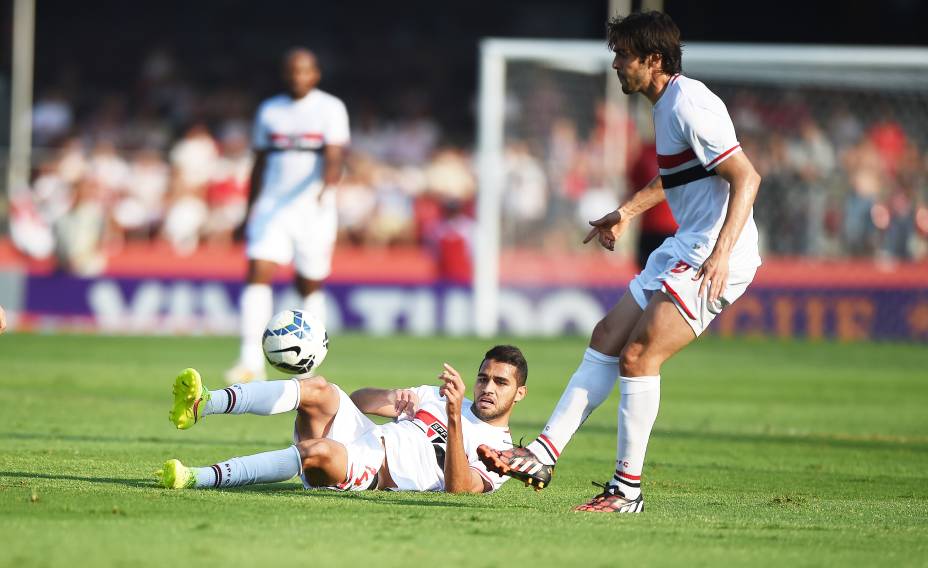 Alan Kardec, no chão observa passe de Kaká na partida contra o Cruzeiro