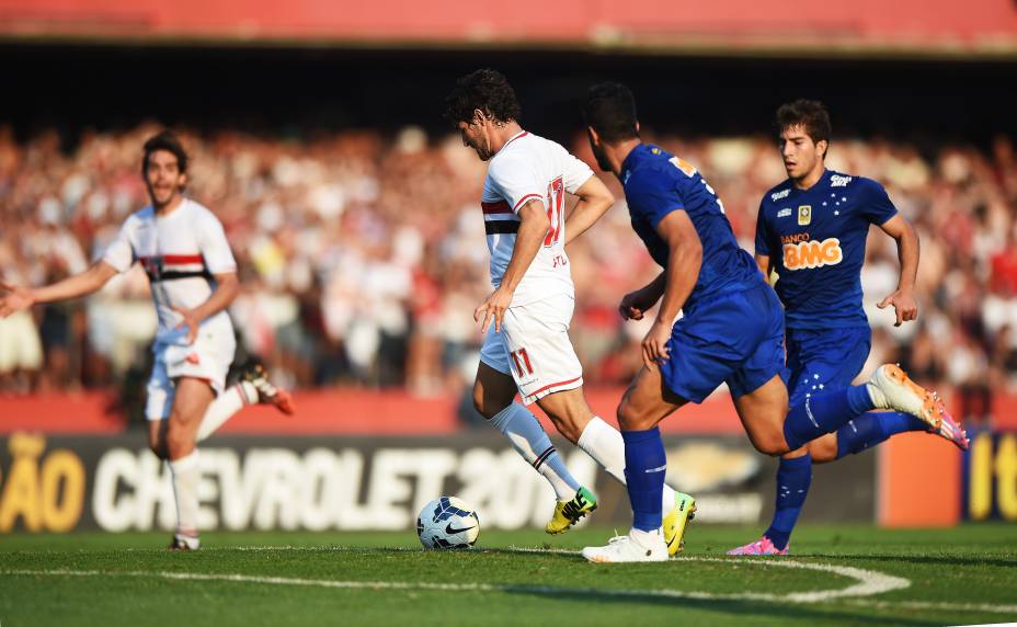 Kaká pede a bola ao fundo enquanto Alexandre Pato avança pela zaga do Cruzeiro