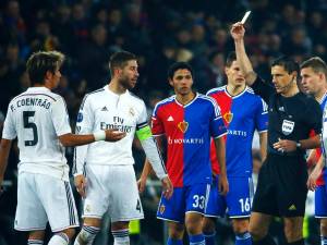 Jogador do Real Madrid, Fabio Coentrão, recebe cartão amarelo durante a partida contra o time do Basel pela Liga dos Campeões