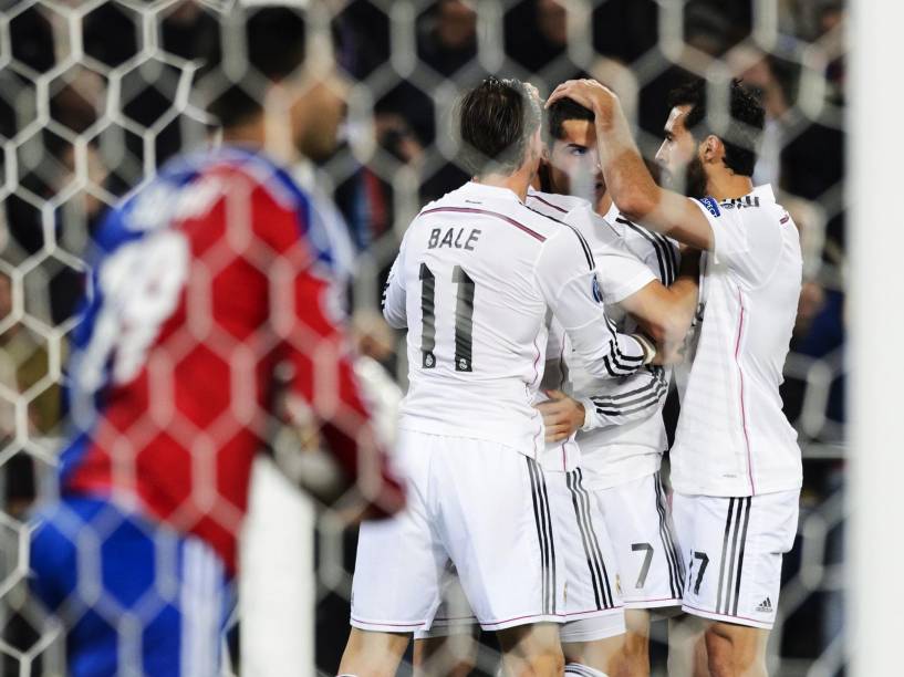 Jogadores do Real Madrid comemoram gol de Cristiano Ronaldo contra o time do Basel pela Liga dos Campeões