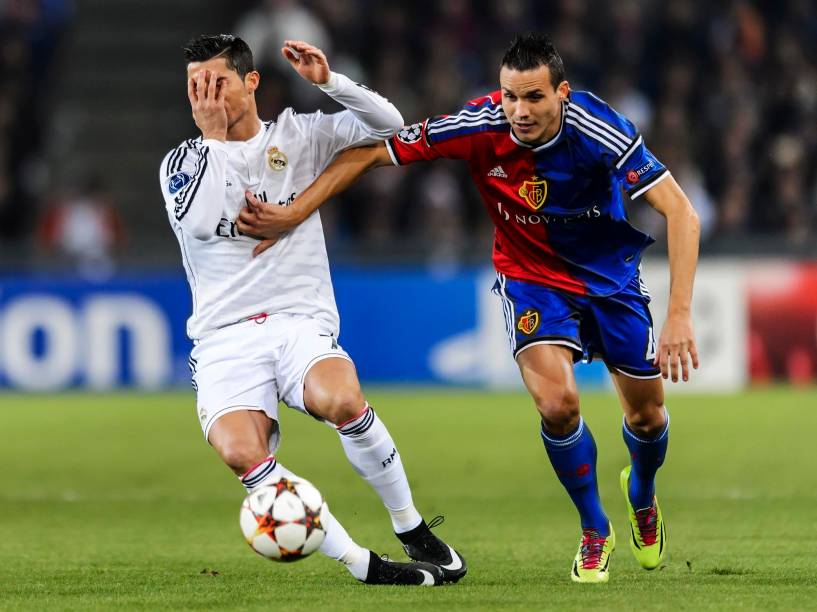 Lance entre Cristiano Ronaldo, do Real Madrid, e Philipp Degen, do Basel, durante a partida disputada pela Liga dos Campeões
