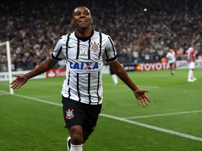 Elias comemora o primeiro gol do Corinthians na partida contra o São Paulo, válida pela fase de grupo da Libertadores - 18/02/2015