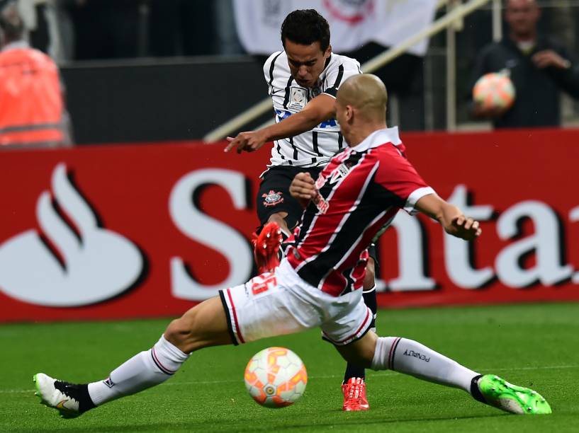 O meia Jadson do Corinthians, disputa jogada com o zagueiro Dória do São Paulo na estreia das equipes pela Libertadores no Itaquerão
