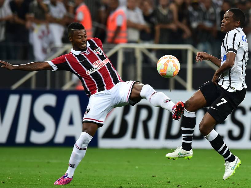 Michel Bastos do São Paulo divide lance com Elias do Corinthians - 18/02/2015