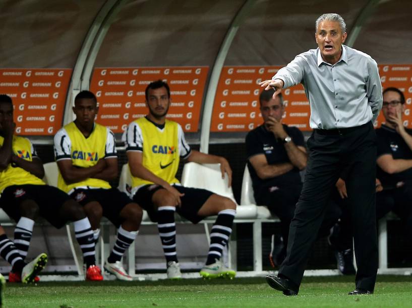 Tite orienta os jogadores do Corinthians na partida contra o São Paulo pela Libertadores - 18/02/2015