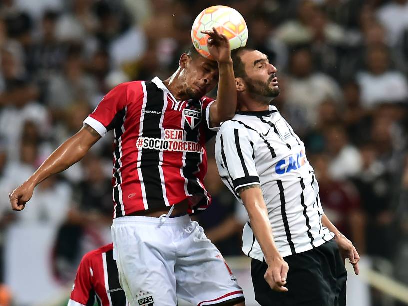 Bruno do São Paulo divide jogada pelo alto com Danilo do Corinthians - 18/02/2015
