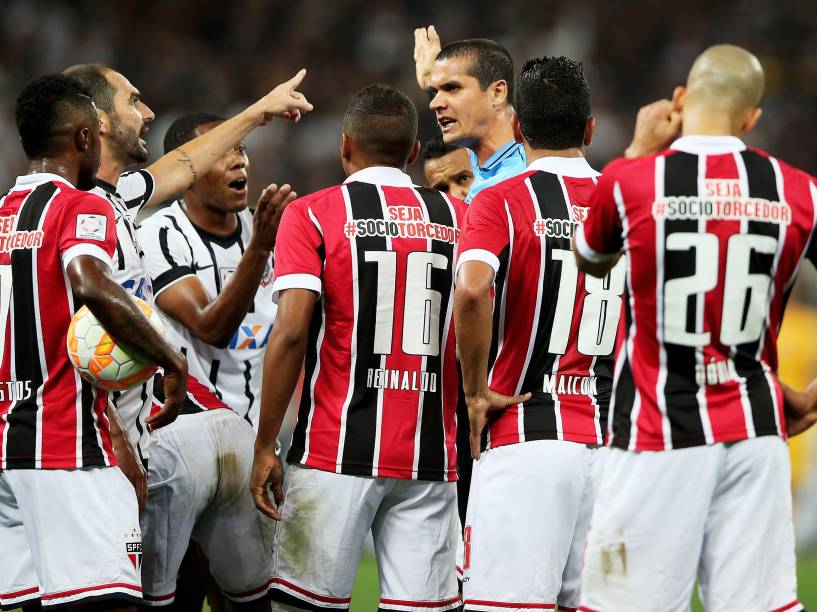 Árbitro Ricardo Marques gesticula para jogadores de Corinthians e São Paulo - 18/02/2015