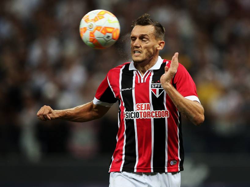 O zagueiro Rafael Tolói do São Paulo domina a bola na derrota para o Corinthians no Itaquerão  - 18/02/2015