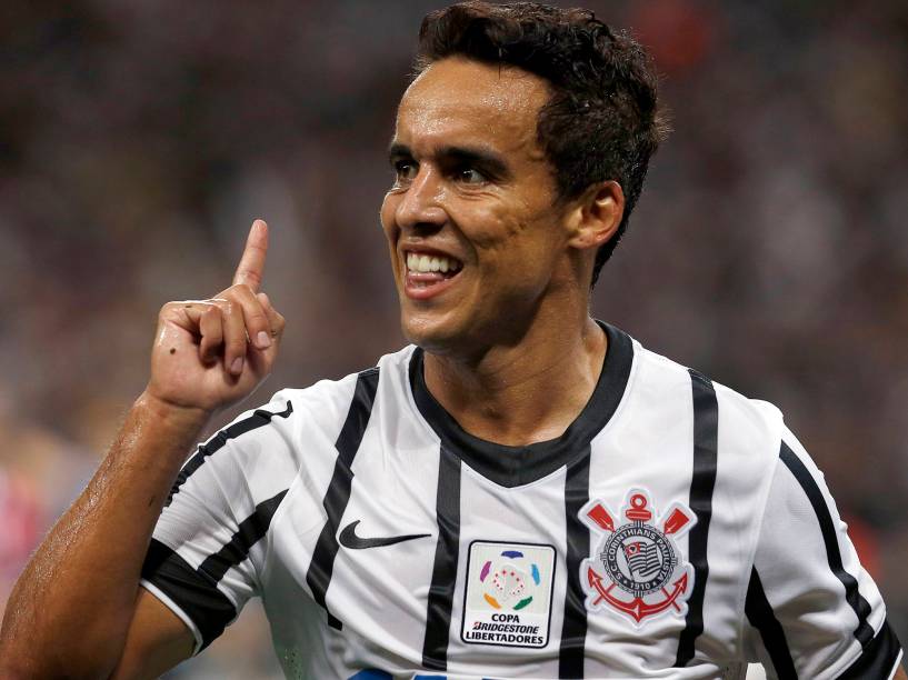 Jadson do Corinthians comemora o segundo gol na vitória sobre o São Paulo, na primeira rodada da fase de grupos da Libertadores - 18/02/2015
