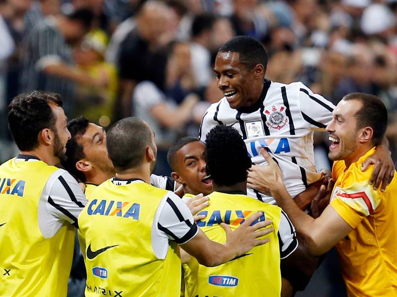Elias comemora o primeiro gol do Corinthians na partida contra o São Paulo, válida pela fase de grupo da Libertadores - 18/02/2015