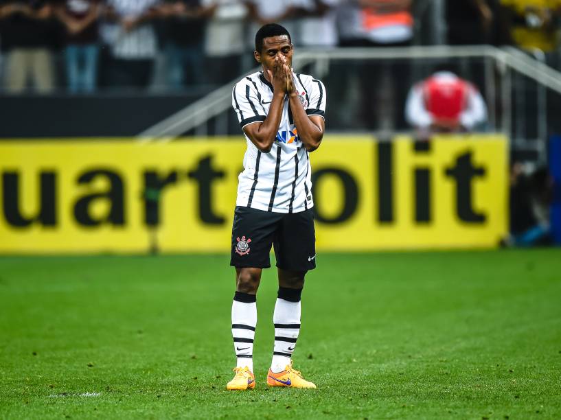 Elias do Corinthians lamenta o pênalti perdido na decisão contra o Palmeiras