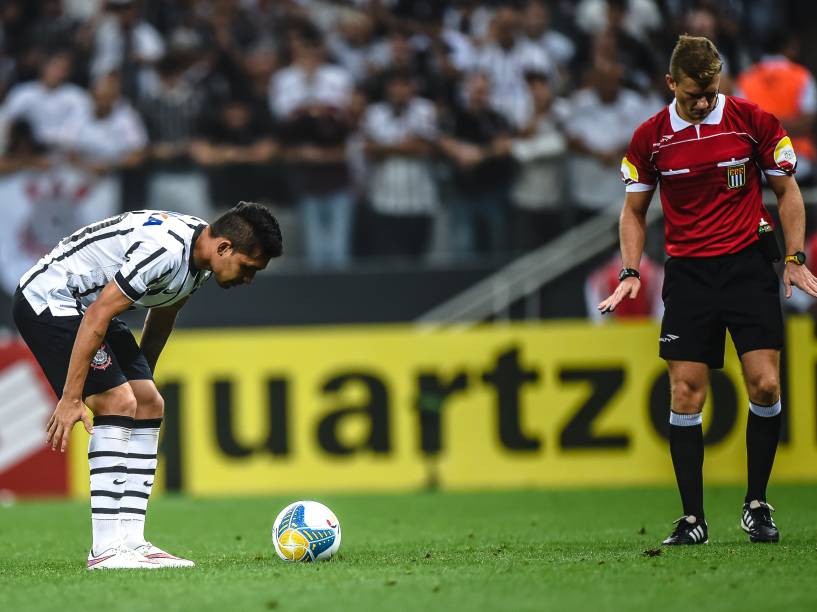 Petros do Corinthians se prepara para a cobrança que decidiu a partida contra o Palmeiras