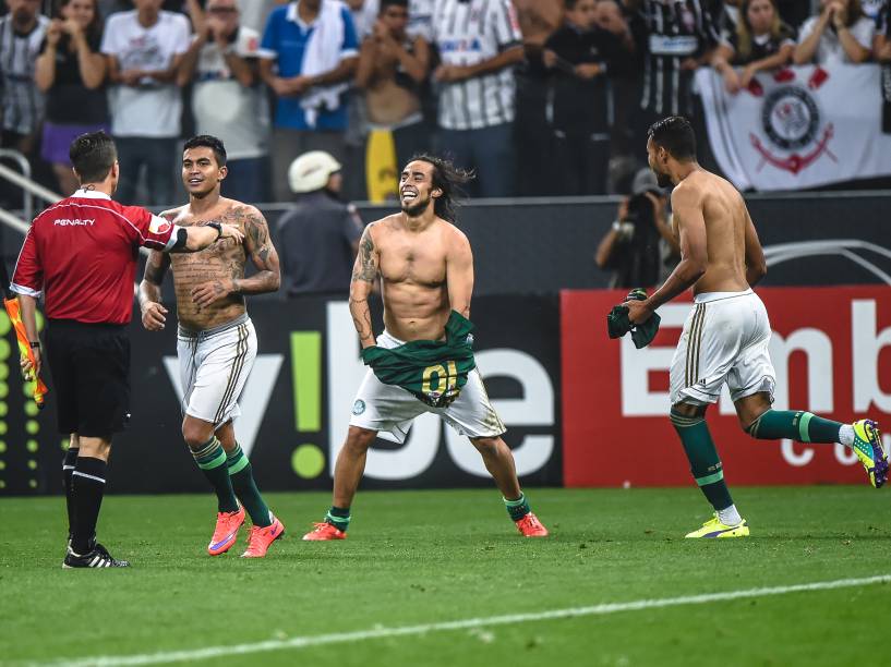 Jogadores do Palmeiras comemoram a classificação para a final do Campeonato Paulista após eliminar o Corinthians nos pênaltis