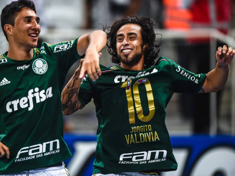 O chileno Valdivia comemora a classificação do Palmeiras que eliminou o Corinthians nos pênaltis