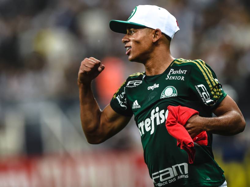 O jovem Gabriel de Jesus do Palmeiras, comemora a classificação de sua equipe após decisão por pênaltis contra o Corinthians no Itaquerão