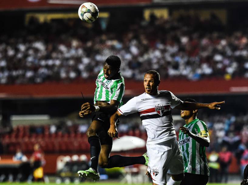 O jogador do São Paulo, Luiz Fabiano durante partida contra o Atlético Nacional pela da semifinal da Copa Sul-Americana, no estádio do Morumbi
