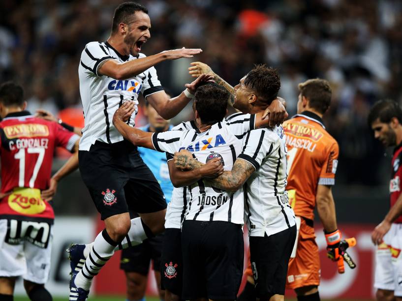Jogadores do Corinthians comemoram o segundo gol de Guerrero na vitória por 4 a 0 sobre o Danubio (URU)