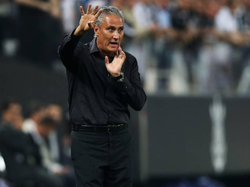 O técnico Tite na partida contra o Danubio (URU)