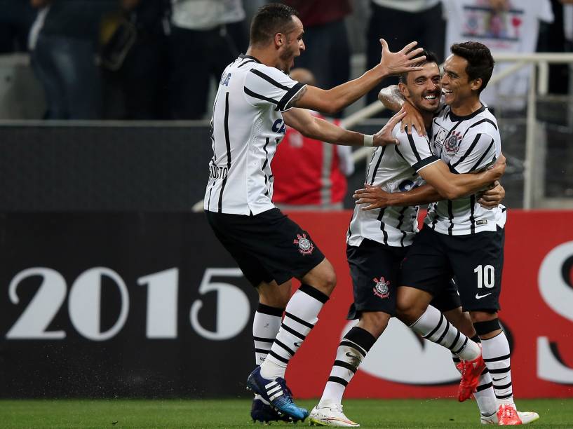 Jadson comemora com Uendel e Renato Augusto o gol que abriu o placar na goleada contra o Danubio (URU)