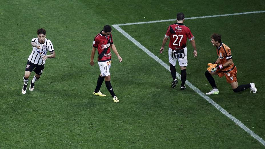Guerrero comemora gol na vitória sobre o Danubio (URU)
