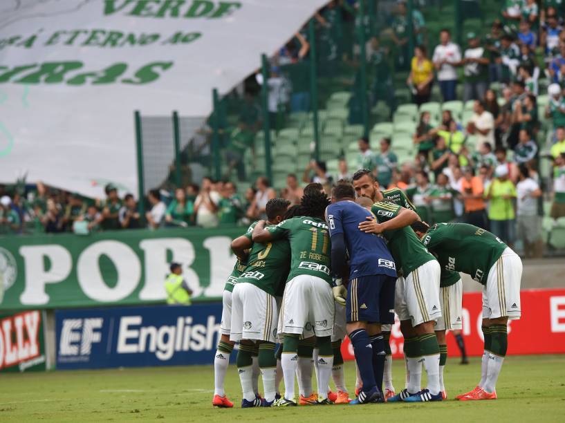 Jogadores do Palmeiras se reúnem antes da partida decisiva contra o Santos