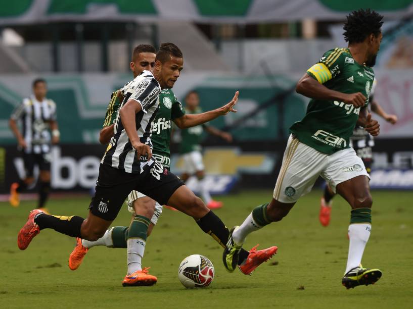 O atacante Geuvânio do Santos avança sobre a defesa do Palmeiras