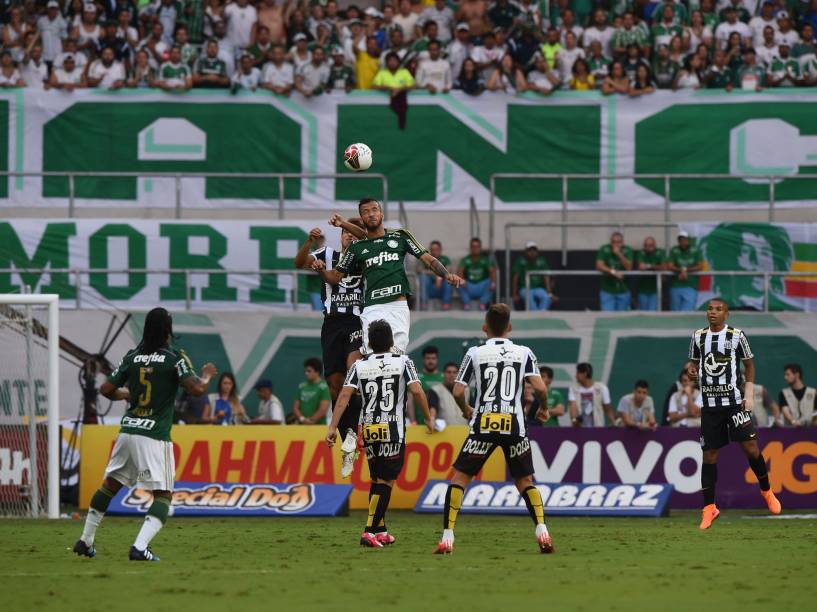 Leandro Pereira do Palmeiras disputa pelo alto com o zagueiro Paulo Ricardo do Santos