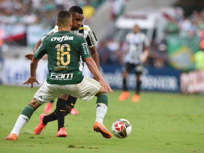 O lateral Cicinho do Santos tenta passar pela marcação do volante Gabriel do Palmeiras