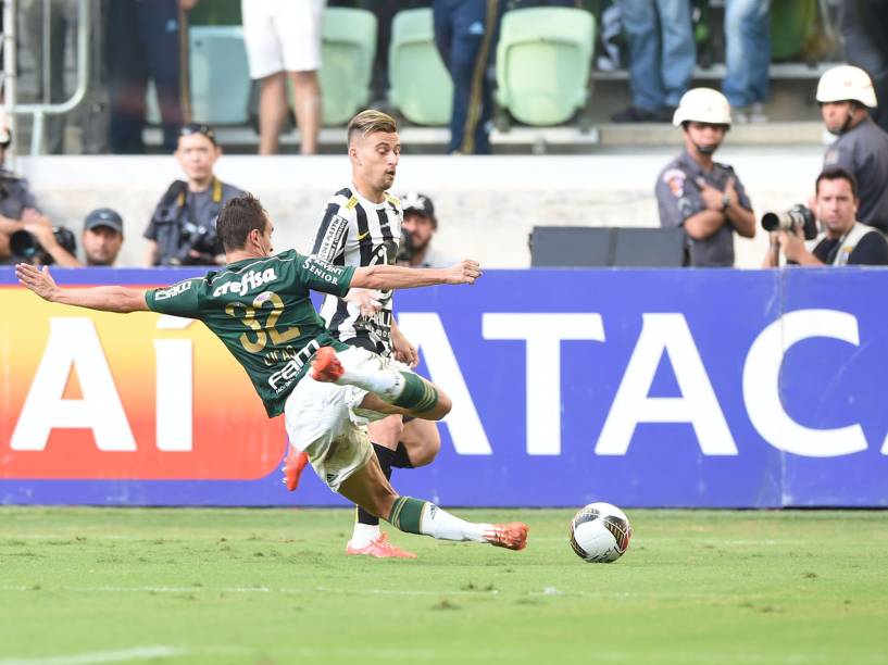O lateral Lucas do Palmeiras divide jogada com o meia Lucas Lima do Santos