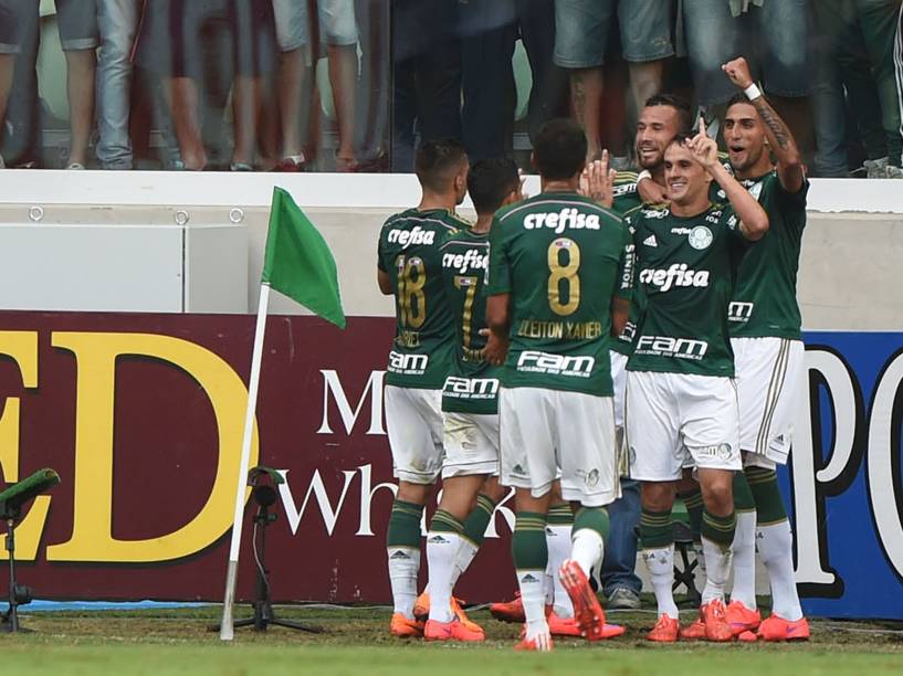 Jogadores do Palmeiras comemoram o gol de Leandro Pereira na vitória sobre o Santos