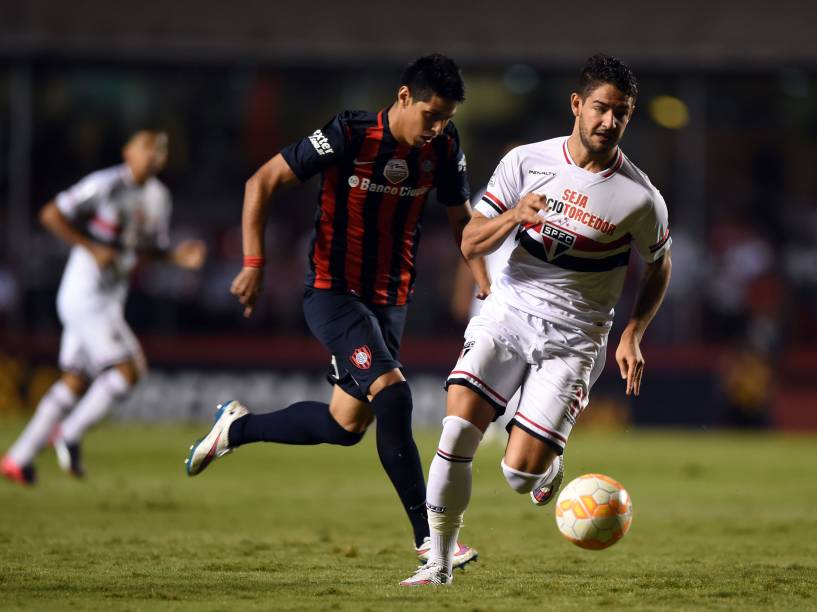 Alexandre Pato avança para o ataque na partida contra o San Lorenzo, no estádio do Morumbi - 18/03/2015