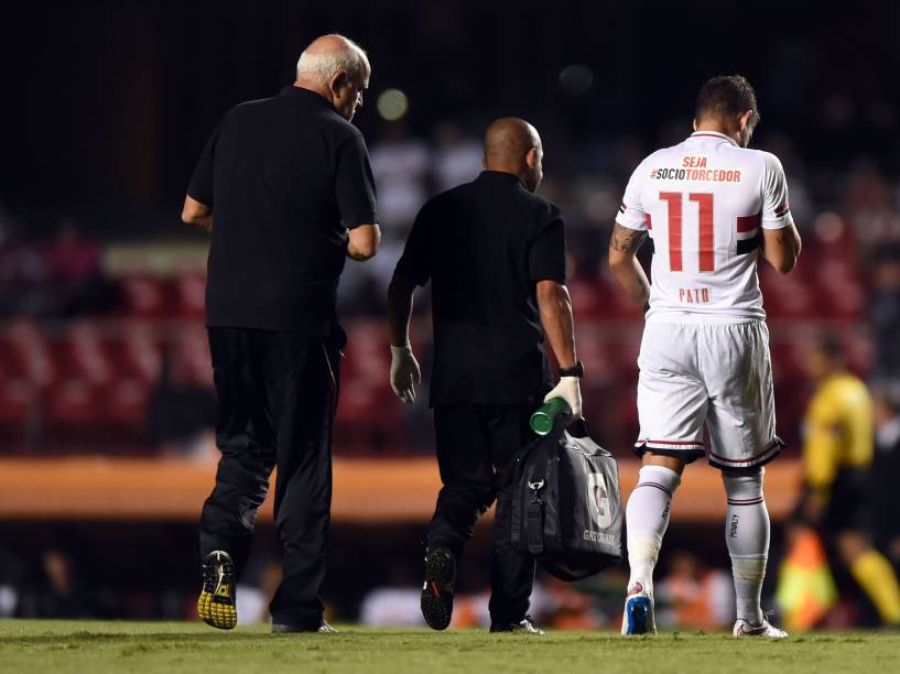 Alexandre Pato do São Paulo deixa a partida contra o San Lorenzo contundido - 18/03/2015