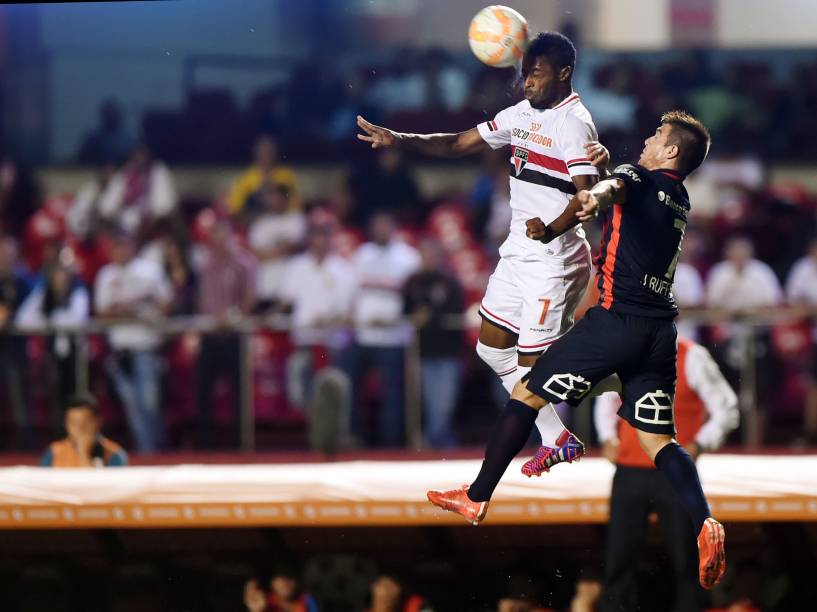 Michel Bastos do São Paulo divide pelo alto com Buffarini do San Lorenzo - 18/03/2015