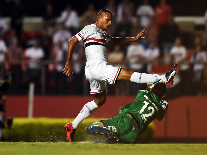 Luís Fabiano do São Paulo com o goleiro Sebastián Torrico do San Lorenzo - 18/03/2015