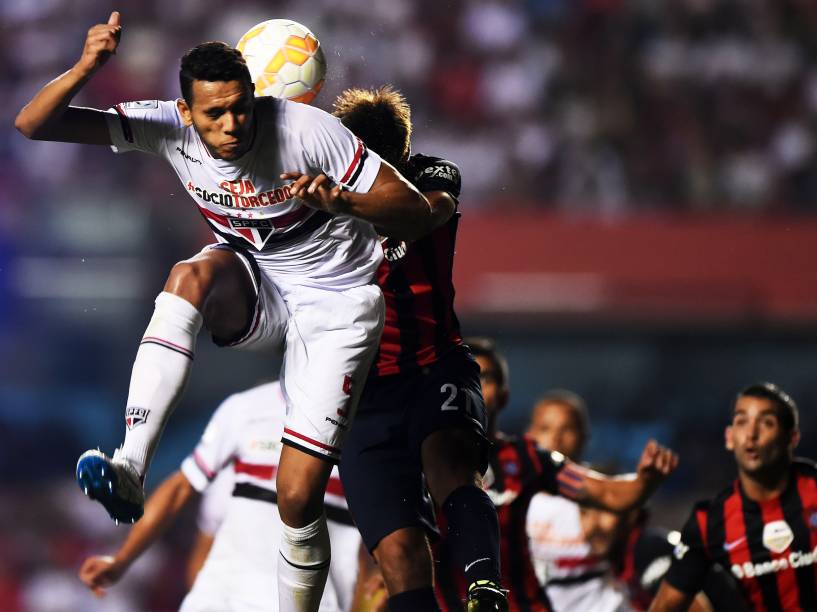 Souza do São Paulo disputa com Emmanuel Mas do San Lorenzo - 18/03/2015